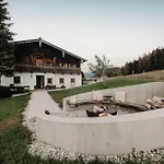 Chalet Historisches Alpenchalet Kaeth & Nanei Auf Grossschlaggut Annaberg im Lammertal